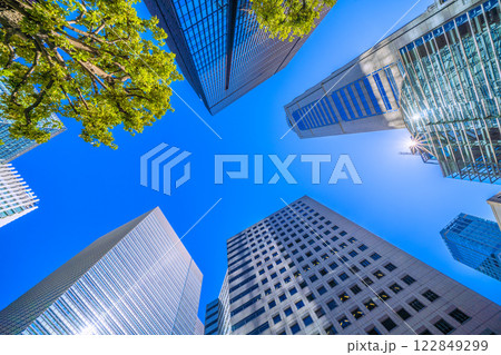 日本の東京都市景観 緑溢れる大手町。アーバンネット大手町ビルや大手町プレイスなど摩天楼を望む＝2月 122849299
