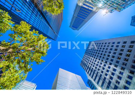 日本の東京都市景観 緑溢れる大手町。アーバンネット大手町ビルや大手町プレイスなど、摩天楼を望む＝2月 122849310