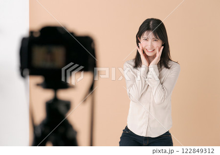女性モデルの撮影風景 122849312