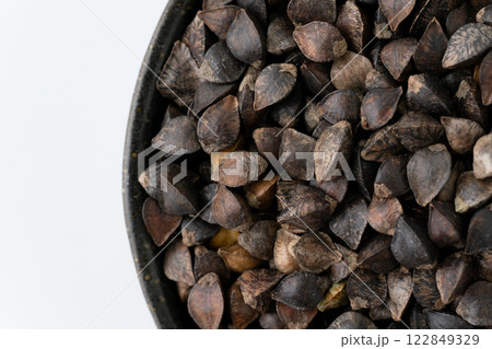 玄そば（殻つきのそばの実）のクローズアップ 122849329