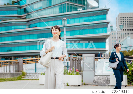 オフィス街を歩くビジネスウーマン 122849330