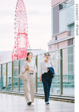 駅の通路を歩くビジネスウーマン 駅の通路を歩くビジネスウーマン 122849333