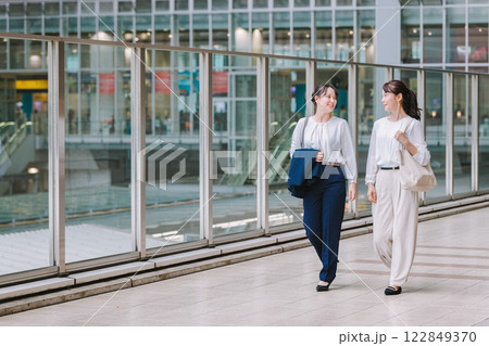 駅の通路を歩くビジネスウーマン 駅の通路を歩くビジネスウーマン 122849370