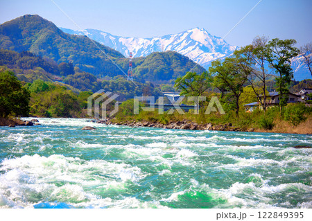 春の利根川と谷川岳 122849395