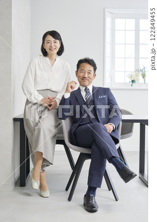ビジネスウーマンとビジネスマンのポートレート オフィス カメラ目線 全身 ビジネスウーマンとビジネスマンのポートレート オフィス カメラ目線 全身 122849455