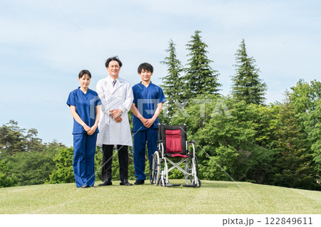 公園・屋外にいる医療スタッフ・医療チーム 公園・屋外にいる医療スタッフ・医療チーム 122849611