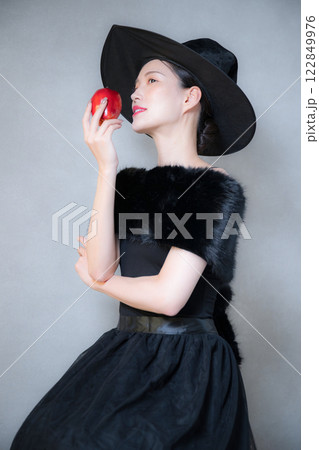 かわい白雪姫のヴィラン(悪役)や魔女のイメージ　ハロウィンやコスプレ 122849976