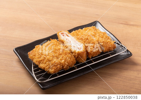 鶏むね包み揚げ(ハム&チーズソース) 鶏むね包み揚げ(ハム&チーズソース) 122850038