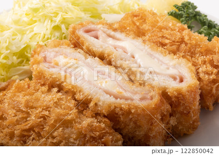鶏むね包み揚げ（ハム＆チーズソース） 122850042