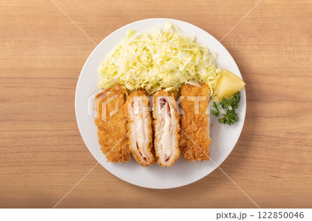 鶏むね包み揚げ（ハム＆チーズソース） 122850046