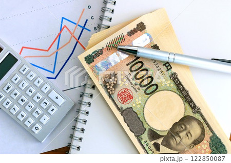 グラフと紙幣 円安 円高 最安値 最高値 グラフと紙幣 円安 円高 最安値 最高値 122850087