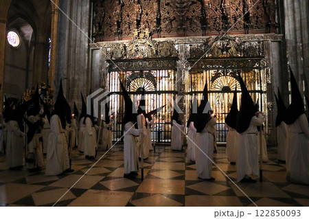 スペイン、セビリア大聖堂、イースターの行進 スペイン、セビリア大聖堂、イースターの行進 122850093