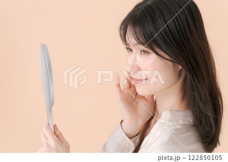 鏡を見る女性の横顔 122850105