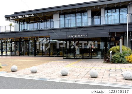 平塚市　ひらしん平塚文化芸術ホールのエントランス 122850117