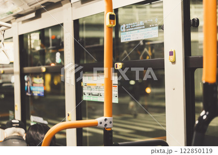フィルム風写真　都バス内の風景 122850119