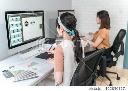 写真編集・画像編集・写真加工・レタッチャー・グラフィックデザイナーの仕事をする女性 122850127