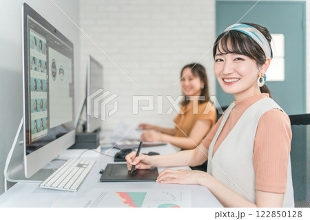 写真編集・画像編集・写真加工・レタッチャー・グラフィックデザイナーの仕事をする女性 写真編集・画像編集・写真加工・レタッチャー・グラフィックデザイナーの仕事をする女性 122850128