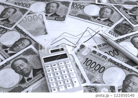 モノクロ グラフと紙幣 円安 不景気 最安値 経済 モノクロ グラフと紙幣 円安 不景気 最安値 経済 122850140