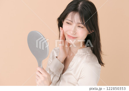 手鏡を見て微笑む女性 手鏡を見て微笑む女性 122850353