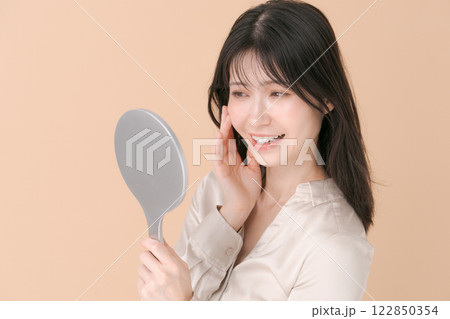 手鏡を見て微笑む女性 手鏡を見て微笑む女性 122850354