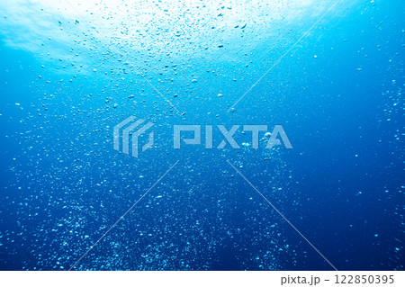 水中から見た太陽と空気 122850395