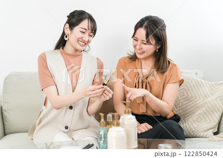 友達と一緒にメイク・身支度をする笑顔のアジア人女性 122850424