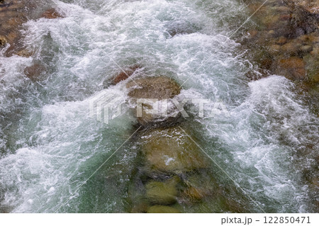 巨岩を流れる　宮之浦川渓谷　洋上アルプス屋久島(春 122850471