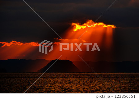 海に沈む夕日 海に沈む夕日 122850551