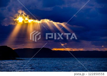 海に落ちる夕日 122850558