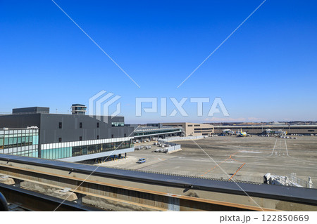 飛行機と空港イメージ 飛行機と空港イメージ 122850669