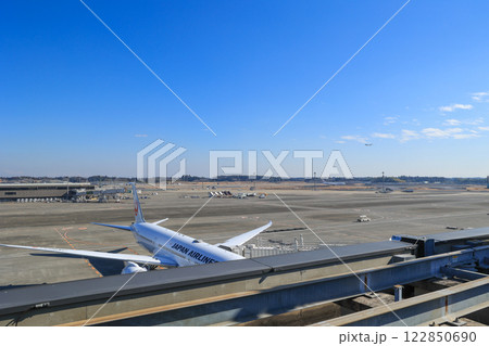 飛行機と空港イメージ 飛行機と空港イメージ 122850690