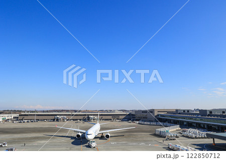 飛行機と空港イメージ 122850712