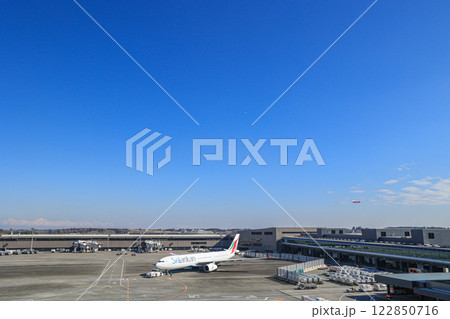 飛行機と空港イメージ 飛行機と空港イメージ 122850716