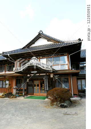 【いわき市　玉山温泉(冷鉱泉)　築100年超の木造2階建建築「礦泉旅館･藤屋」玄関】 122850931