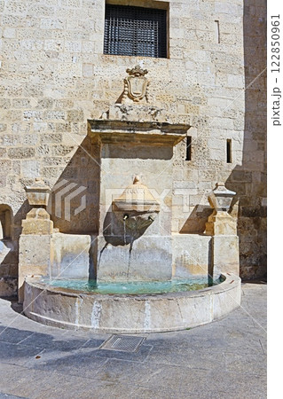 スペイン・クエンカの噴水 122850961