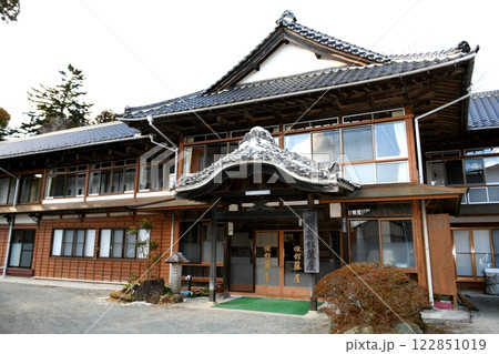 【いわき市　玉山温泉(冷鉱泉)　築100年超の木造2階建建築「礦泉旅館･藤屋」旅宿建物】 122851019