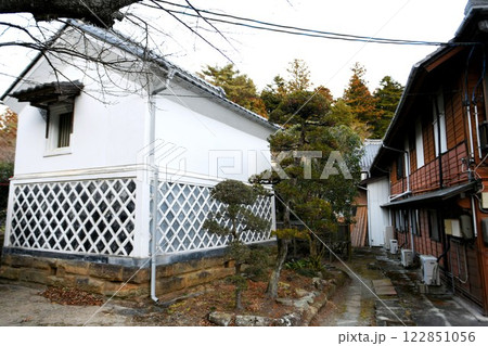 【いわき市　玉山温泉(冷鉱泉)　築100年超の木造2階建建築「礦泉旅館･藤屋」蔵と旅宿建物】 122851056