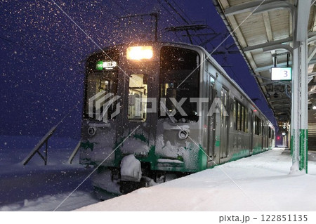 【えちごトキめき鉄道】夜のET127系（妙高はねうまライン：妙高高原駅） 122851135