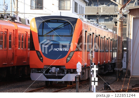 【伊予鉄道】7000系（高浜線：古町駅） 122851244