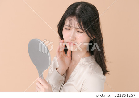 鏡を見て悩む女性 鏡を見て悩む女性 122851257