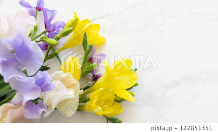 鮮やかなフリージアとスイートピー - 春の訪れを告げる花束背景 122851351
