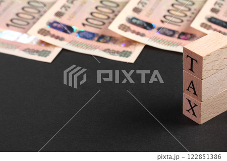 1万円札と「TAX」のブロック 122851386