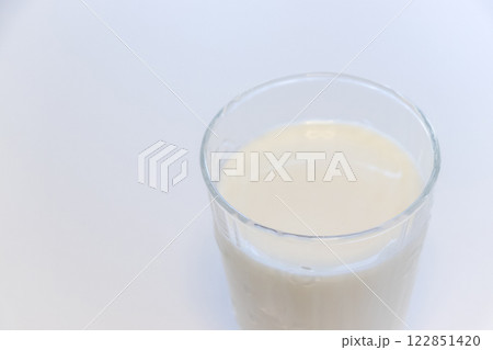 グラスに注がれた牛乳 グラスに注がれた牛乳 122851420