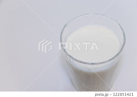 グラスに注がれた牛乳 グラスに注がれた牛乳 122851421
