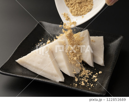 くず餅 発酵食品 きな粉と黒蜜をかけたくず餅 くず餅 発酵食品 きな粉と黒蜜をかけたくず餅 122851689