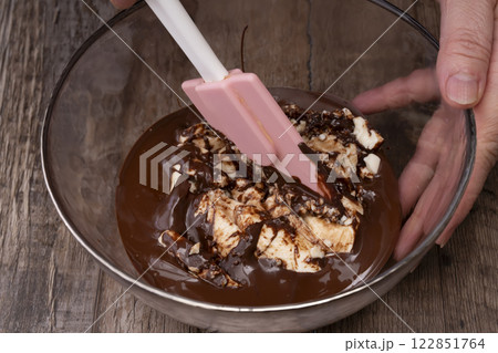 チョコレートムースを作る材料と工程 122851764