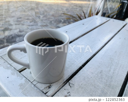 白いテーブルとブラックコーヒー 122852363