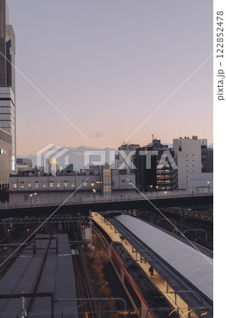 夕方の新宿駅 ホーム 夕方の新宿駅 ホーム 122852478