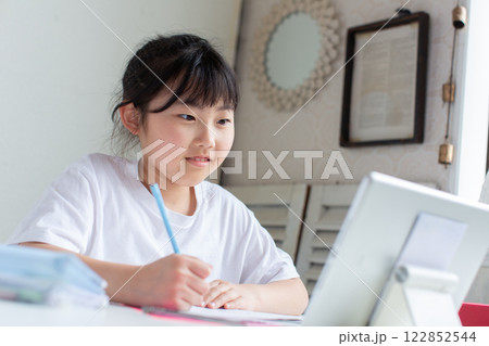 オンラインで勉強する子ども オンラインで勉強する子ども 122852544