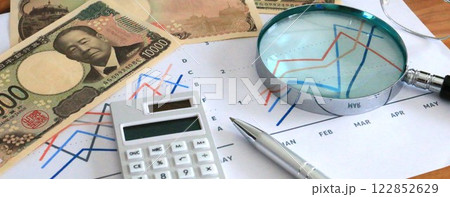 グラフと紙幣と虫メガネ　バナー素材　円安　円高　最安値　最高値 122852629